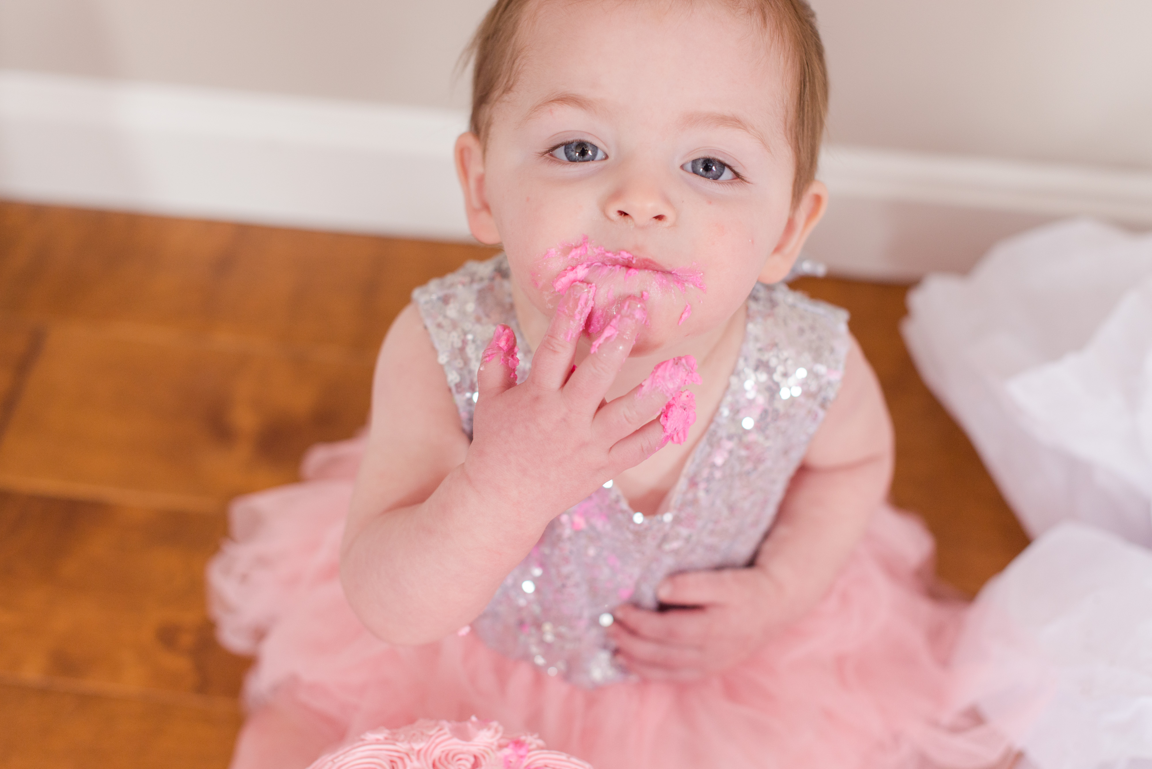 Tips on how to have a successful cake smash photo session by Linda Barry Photography. Click here to read more!